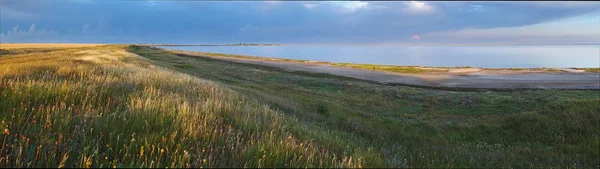 Panoramautsikt över landskapet i lake — Stockfoto