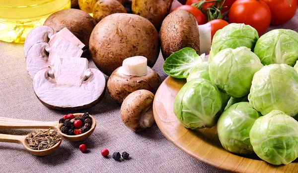 Brussels sprouts with mushrooms, tomatoes and peppers. — Stock Photo, Image