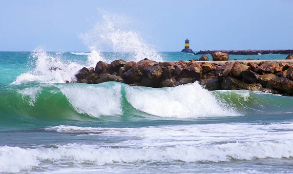 Mar tempestuoso com ondas . — Fotografia de Stock