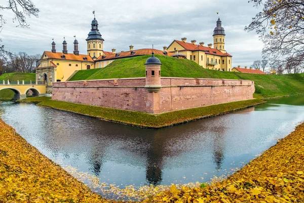 Białoruski zabytek turystyczny Zamek Nesvizh - średniowieczny zamek w Nesvizh, Białoruś — Zdjęcie stockowe