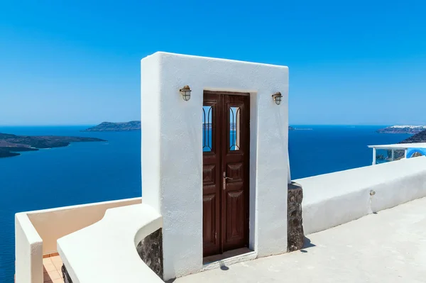 Drzwi do morza w mieście Fira — Zdjęcie stockowe