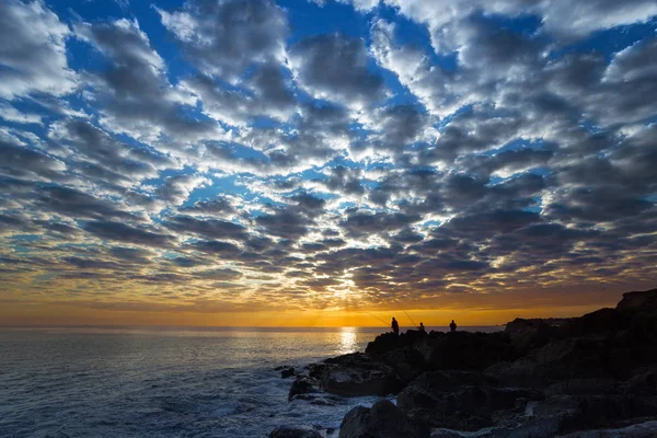 Ciel aube avec nuages sur la mer — Photo