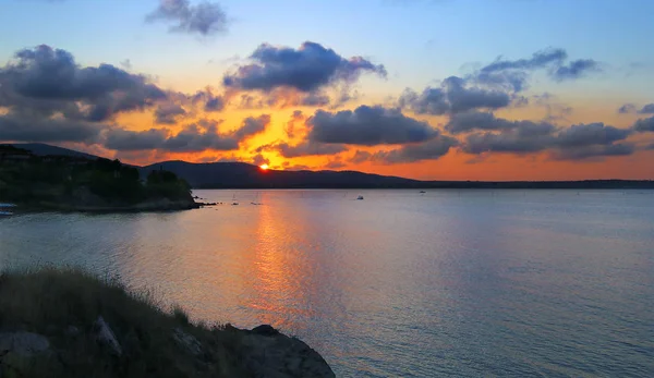 Pôr do sol sobre a baía do mar — Fotografia de Stock