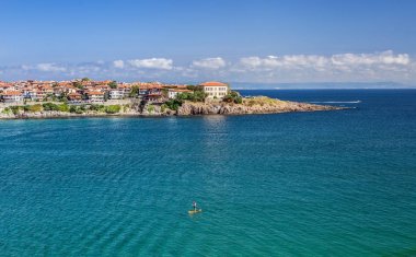 Eski Süzebolu şehir ve deniz bir sörfçü.