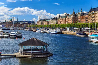 Stockholm 'deki Djurgarden Köprüsü' nden bir yabancı..