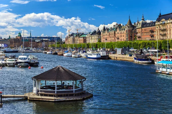 Stockholm 'deki Djurgarden Köprüsü' nden bir yabancı..