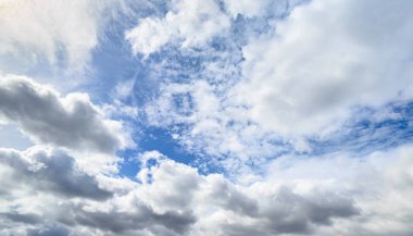 Bulutlu mavi gökyüzü.