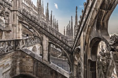 Milan, İtalya - 27 Ocak 2020: Mermer heykelli Duomo di Milano Katedrali 'nin çatısı.