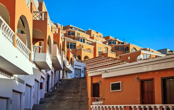 西班牙加那利群岛 Tenerife Costa Adeje和Las Americas旅游胜地传统建筑的典型街道景观 — 图库照片