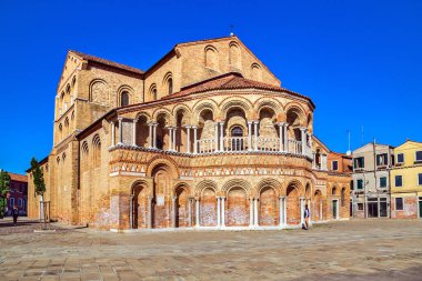 Murano, Venedik, İtalya - 29 Eylül 2018: Venedik takımadalarındaki Murano Adası 'ndaki Santa Maria e San Donato Kilisesi.