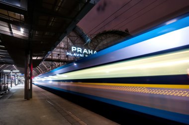 Genişletilmiş hareket ile meşgul gece zaman sırasında Prag tren istasyonu ile hız treni. Güzel tarihi tren istasyonu sermaye city, Çek Cumhuriyeti için.