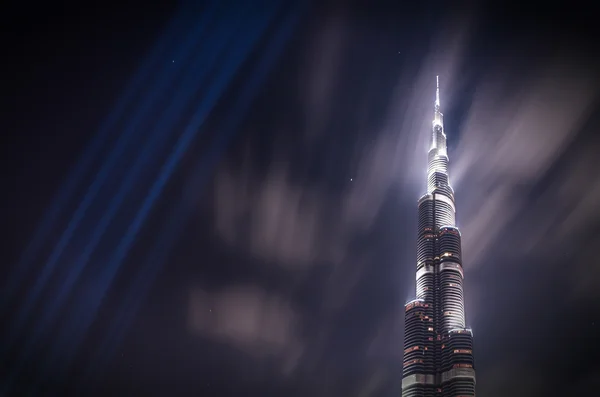 Dubaj, Spojené arabské emiráty - 23. březen 2014: Nejvyšší mrakodrap světa zvané Burj Khalifa během noci se pohybu mraků, Dubaj, Spojené arabské emiráty — Stock fotografie