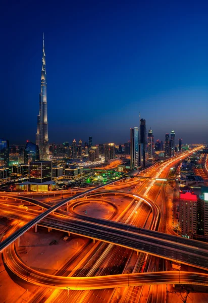 Increíble noche dubai skyline centro con rascacielos más altos y hermoso cielo, Dubai, Emiratos Árabes Unidos —  Fotos de Stock