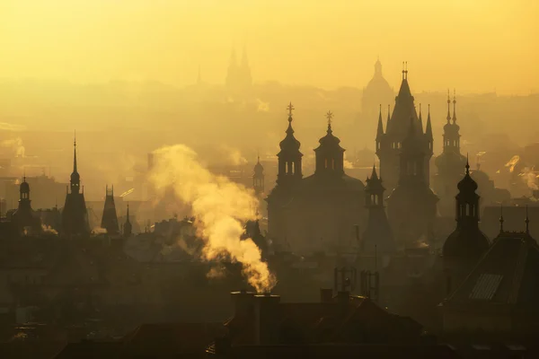 Mañana brumosa durante el amanecer, Praga, República Checa — Foto de Stock