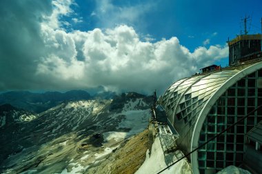 En yüksek dağ tepe Zugspitze Garmisch Partenkirchen yakınındaki güzel manzara. Yaz günü birkaç tepeler, muhteşem manzaralı. Bavyera, Almanya.