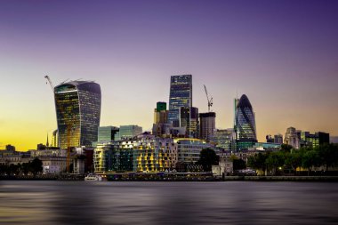 Gün batımında ünlü gökdelenler ile Londra inanılmaz mavi gökyüzü ve yansıma, Londra, Birleşik Krallık ile banka İlçe
