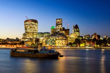 Gün batımında ünlü gökdelenler ile Londra inanılmaz mavi gökyüzü ve yansıma, Londra, Birleşik Krallık ile banka İlçe