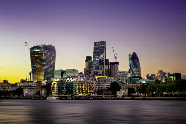 The bank district of central London with famous skyscrapers at sunset with amazing blue sky and reflection, London, United Kingdom — Stock Photo, Image