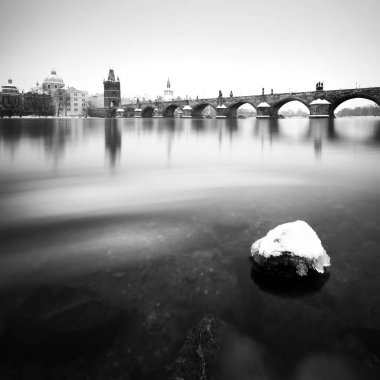 Kış günü sırasında Majestic Charles Köprüsü ile buz ve kar, Prague, Çek Cumhuriyeti