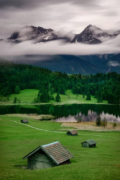 山霧の雲と雨の日の間に Geroldsee 湖のピーク、バイエルン ・ アルプス、ババリア、ドイツ. — ストック写真