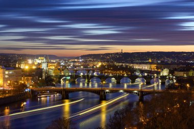 Nehir trafik birkaç tekneler, Prague, Çek Cumhuriyeti ile günbatımı sırasında görkemli Charles Köprüsü yakınlarında