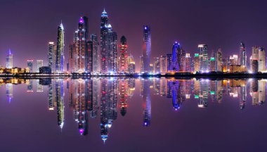 Muhteşem gece Dubai Marina Panoraması. Birden fazla en yüksek gökdelenler dünya ile konut, Dubai, Birleşik Arap Emirlikleri