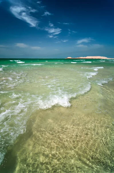 Belle plage ensoleillée Jumeirah à Dubaï avec de l'eau de mer cristalline et un ciel bleu incroyable, Dubaï, Émirats arabes unis . — Photo