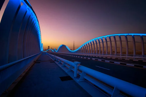 Geweldige nacht dubai VIP-brug met prachtige zonsondergang. Privé-ro — Stockfoto
