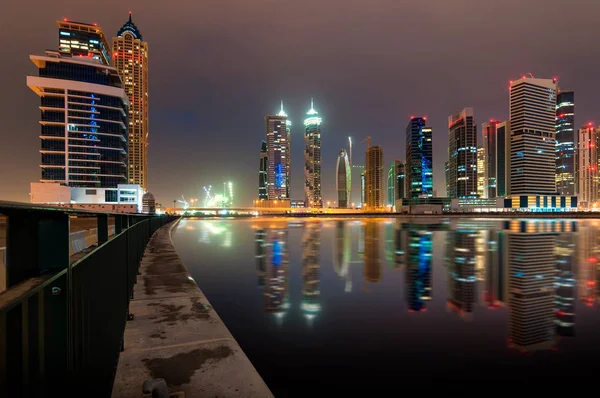 Fascinante reflejo de los rascacielos más altos de Bussiness Bay d —  Fotos de Stock