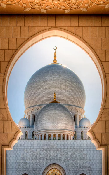 Мбаппе вид на купол шейха Заида Великого, Абу-Даби, Объединенные Арабские Эмираты — стоковое фото