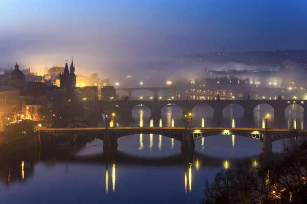 Geweldige Karelsbrug tijdens mistige ochtend, Prague, Tsjechië — Stockfoto