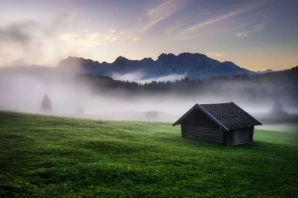 Bosque de Geroldsee con hermoso amanecer brumoso sobre picos de montaña, Alpes bávaros, Baviera, Alemania . — Foto de Stock