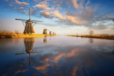 Doğal, Holland, tipik yel değirmeni, gün batımı görünümü.