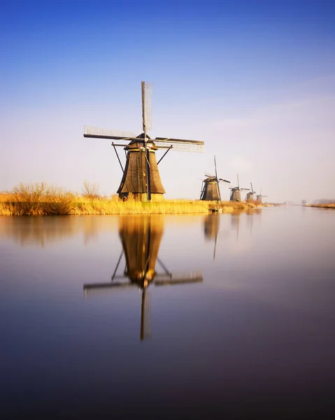 Vista del atardecer en el típico molino de viento en Kinderdijk, Holanda . — Foto de Stock