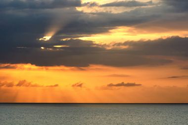 Montego Bay, Jamaika denizde üzerinden günbatımı.
