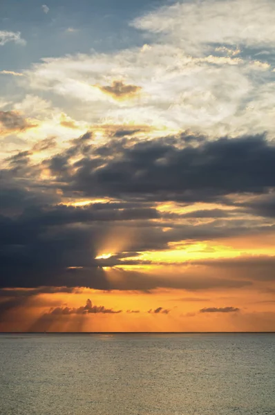 Montego Bay, Jamaika denizde üzerinden günbatımı.