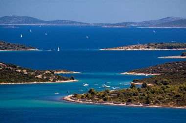 Hırvatistan'ın inanılmaz Kornati Adaları. Dalmaçya kuzey kesiminde. Zadar üzerinden deniz manzarası Sibenik için güneşli detay.