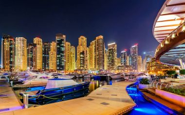 İnanılmaz gece dubai marina manzarası. Lüks Yat yerleştirin. Dubai, Birleşik Arap Emirlikleri.