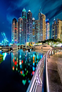 Gece tarafından şaşırtıcı en yüksek konut panorama. Dubai marina manzarası, Birleşik Arap Emirlikleri.