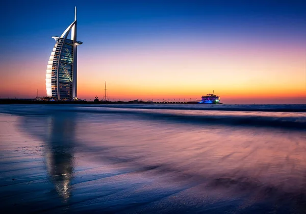 DUBAI, UAE - APR 14, 2013: Famous Jumeirah beach view with 7 star hotel Burj Al Arab, Dubai, United Arab Emirates — Stock Photo, Image