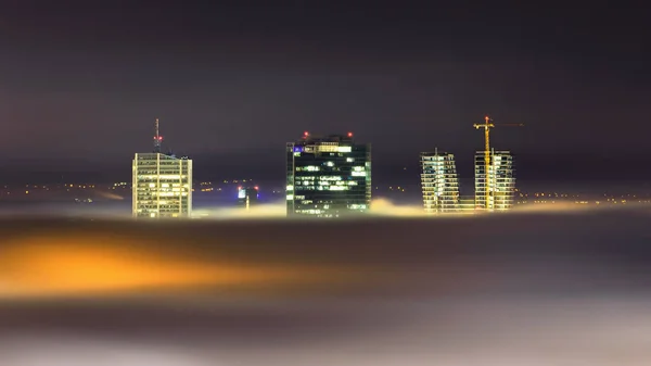 Vista nocturna en rascacielos con olas de niebla, Praga, República Checa — Foto de Stock