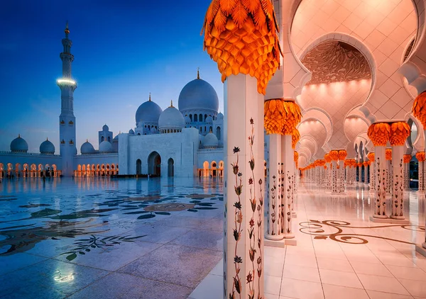 Большая мечеть Шейха Зайеда, Абу-Даби, Объединенные Арабские Эмираты — стоковое фото