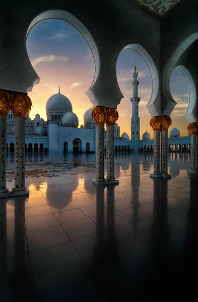 在清真寺，阿拉伯联合酋长国的阿布扎比的日落美景 — 图库照片
