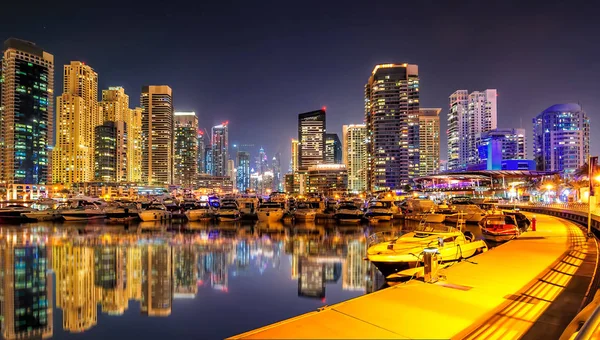 Incredible night dubai marina skyline. Luxury yacht dock. Dubai, United Arab Emirates. — Stock Photo, Image
