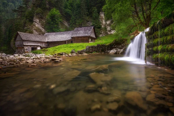 国立自然保護区 Kvacianska ドリーナ バレーの美しい木製水車スロバキア共和国. — ストック写真