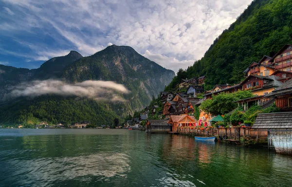 Hallstatt pueblo alpino en un lago en Salzkammergut, Austria — Foto de Stock