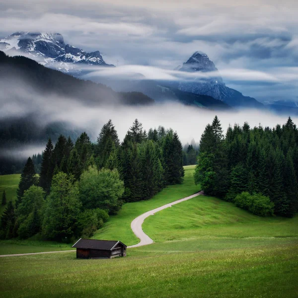 Wetterstein bergen tijdens herfstdag met avond mist, Beierse Alpen, Beieren, Duitsland. — Stockfoto