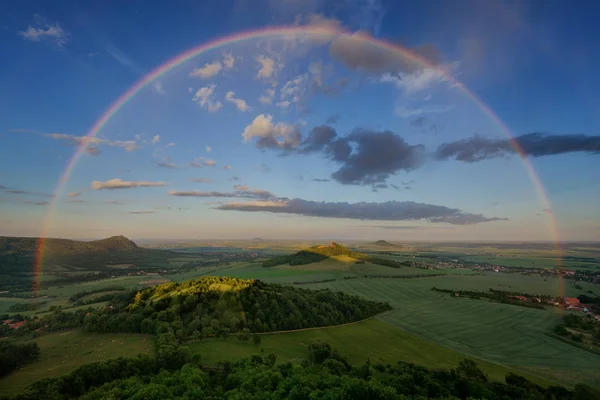 Arco iris de verano sobre colinas checas de las Tierras Altas de Bohemia, República Checa. Atardecer lluvioso . — Foto de Stock