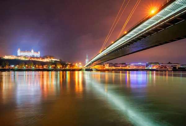 Bratislava Burg und Danune Fluss in der Hauptstadt der Slowakei, Bratislava. — Stockfoto