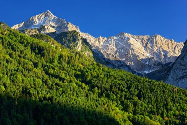 Mountain Waxenstein ayrıntılı görünüm. Garmisch Partenkirchen yakınındaki yaz günü. Bavyera, Almanya.